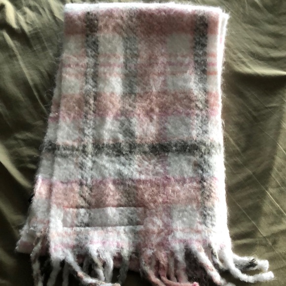 Victoria Secret scarf - Picture 1 of 5